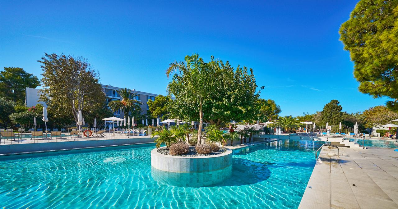 Caravia-Beach-POOL-02-2024