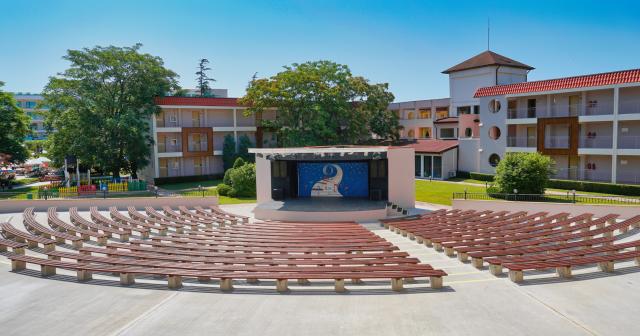 Dit-Evrika-Beach-Club-AMPHITHEATRE-2025