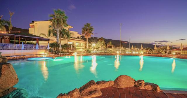 Scoglio-Del-Leone-POOL-IN-NIGHT