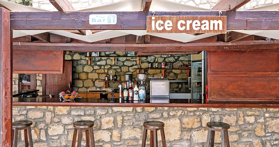 Zafiria-POOL-BAR