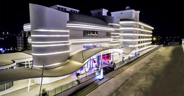 Laguna-Beach-Alya-MAIN-ENTRANCE