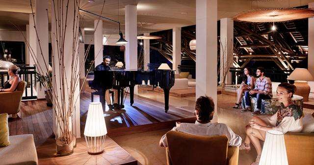 The-Ravenala-Attitude-BALCONY-BAR