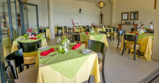 Le-Peninsula-Bay-Beach-Resort-RESTAURANT