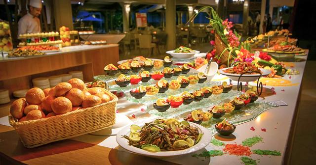 Le-Peninsula-Bay-Beach-Resort-BUFFET-2