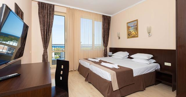 Rome-Palace-Deluxe-2023-ROOM-01