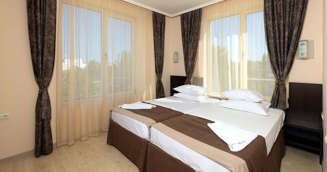 Rome-Palace-Deluxe-2023-ROOM-02
