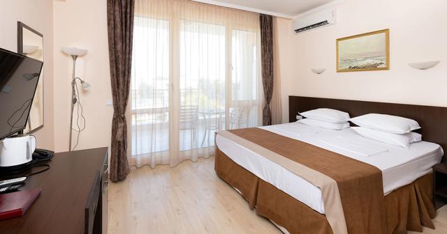 Rome-Palace-Deluxe-2023-ROOM-03