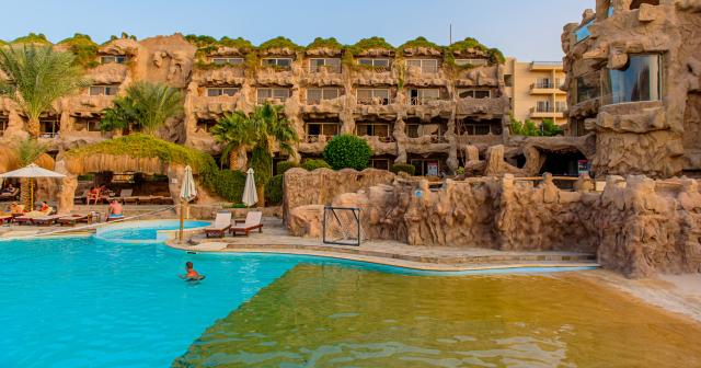 Caves-Beach-Resort-2025-POOL-02