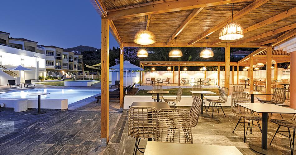 -Resort-POOL-BAR-2