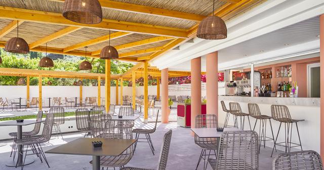 -Resort-POOL-BAR