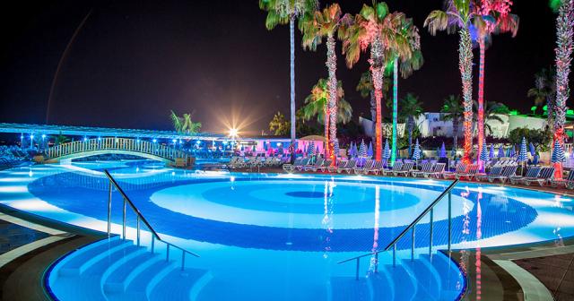 Lonicera-World-POOL-NIGHT