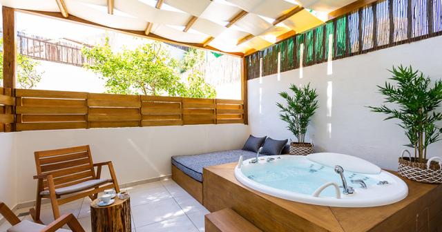 Nostos-Beach-Boutique-ROOM-JUNIOR-SUITE-02