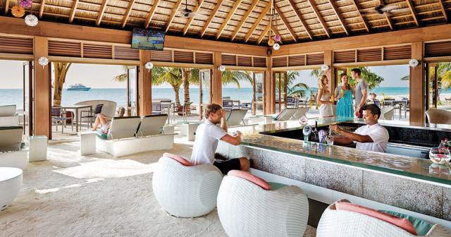 Meeru-Island-Resort-BAR-2021