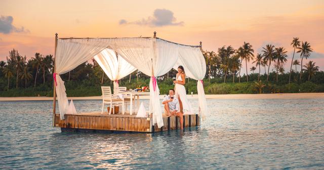 Sun-Siyam-Olhuveli-2025-FLOATING-PLATFORM-DINNER-01