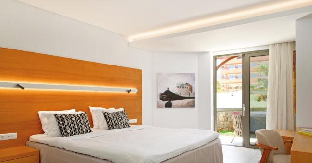 High-Beach-White-ROOM-2024