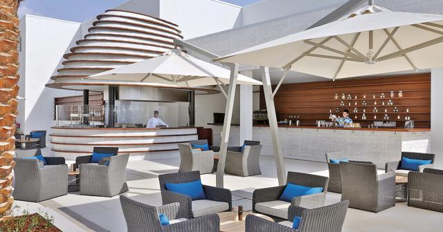 Hilton-Abu-Dhabi-Yas-Island-POOL-BAR