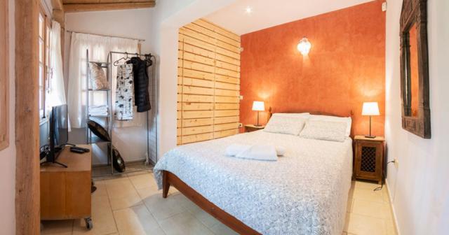 Anthea-Rossa-ROOM-02