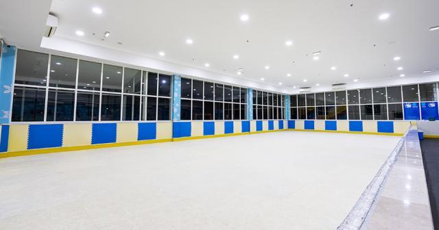 Mirage-Bab-Al-Bahr-Beach-Resort-ICE-SKATING-2022