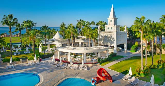 Kamelya-Selin-2024-POOL-BAR-03