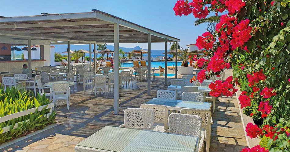 Sirenes-Beach-Resort-POOL-BAR-02-2022