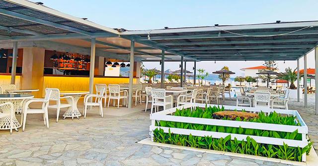 Sirenes-Beach-Resort-POOL-BAR-2022