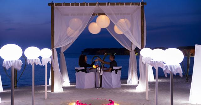Vilamendhoo-Island-Resort-a-Spa-BEACH-DINNER