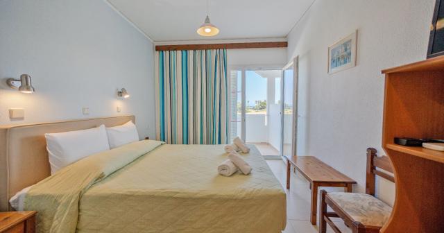 Tropical-Sol-2025-ROOM-02
