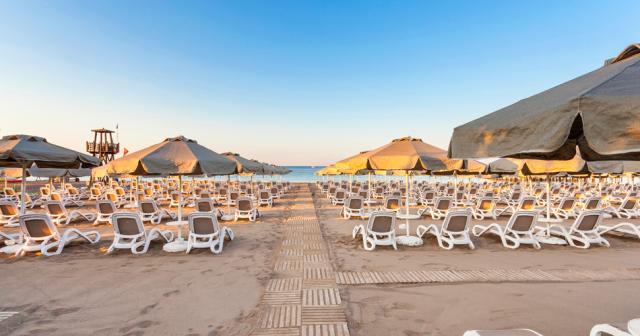Melas-Lara-BEACH-02