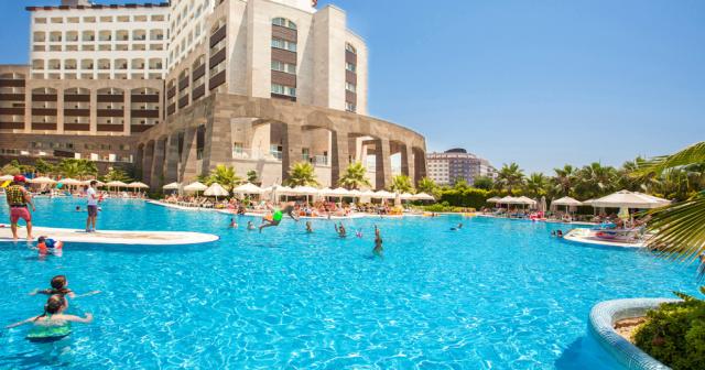 Melas-Lara-POOL-02