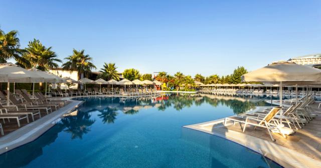 Melas-Lara-POOL-03