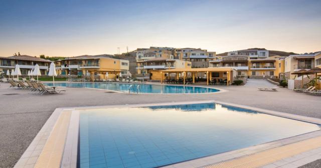 Grand-Blue-Beach-POOL-02