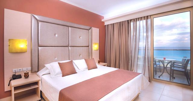 Grand-Blue-Beach-ROOM-02