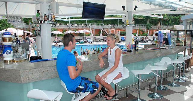 Grand-Okan-POOL-BAR