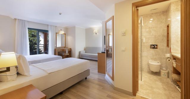 Miramare-Queen-FAMILY-ROOM-2024-02