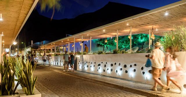 Kamari-Beach-RESTAURANT
