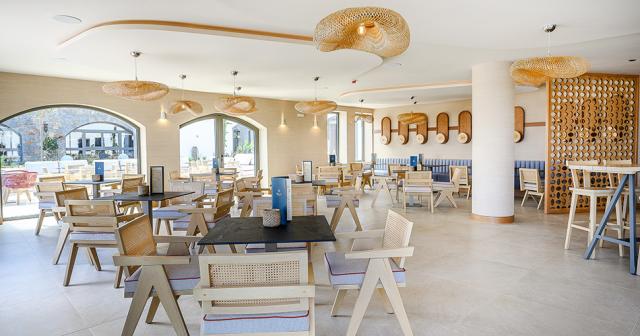 Creta-Maris-Resort-POOL-BAR-2023