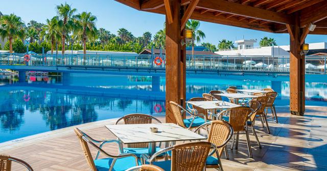 Kirman-Sidera-Luxury-and-Spa-POOL-BAR