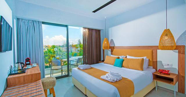 Paralos-Lifestyle-Beach-ROOM-01