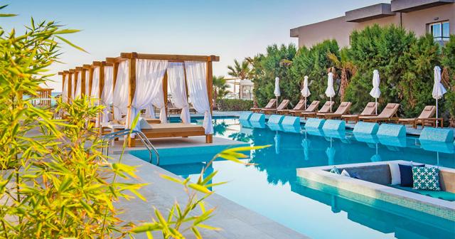 Paralos-Lifestyle-Beach-POOL-02