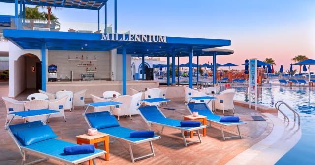 Pickalbatros-Palace-Resort-POOL-BAR-2025