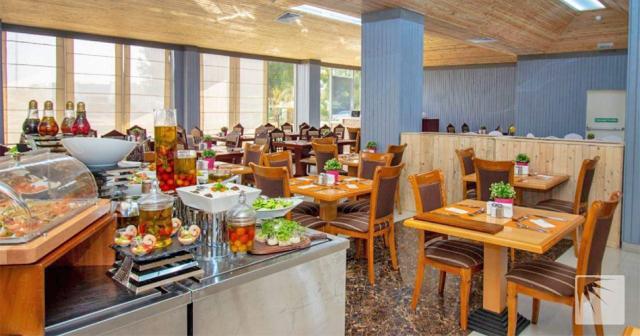Bin-Majid-Beach-Hotel-RESTAURANT-02