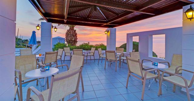 Creta-Royal-POOL-BAR-02