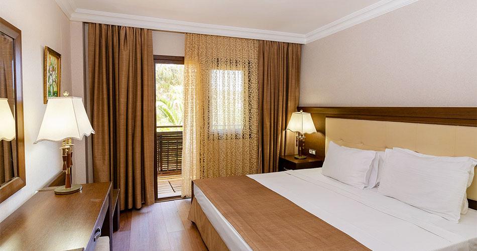 Latanya-Park-Resort-ROOM-01