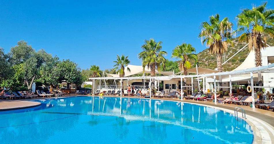 Latanya-Park-Resort-2023-POOL
