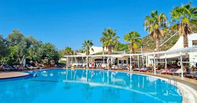 Latanya-Park-Resort-2023-POOL