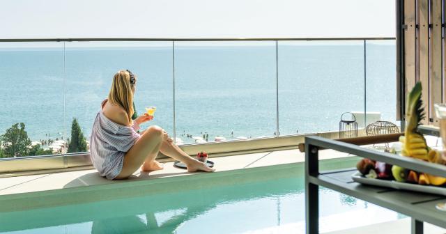 Grifid-Noa-SWIM-UP-SUITE-02