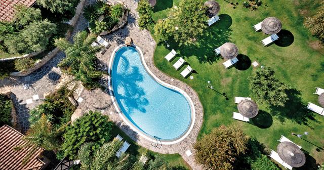 Cruccuris-Resort-POOL-02