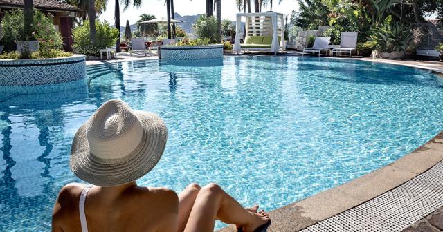 Cruccuris-Resort-POOL-05