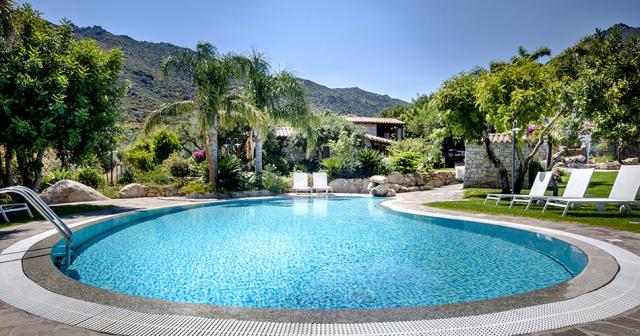 Cruccuris-Resort-POOL-03
