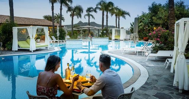 Cruccuris-Resort-POOLSIDE-DINNER-02